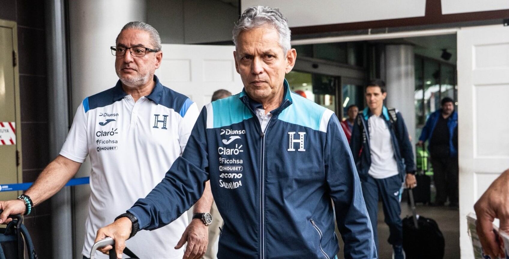A Reinaldo Rueda le dolió mucho la eliminación de Honduras para el mundial de 2026, siendo uno de sus peores fracasos como técnico - crédito Federación de Fútbol de Honduras