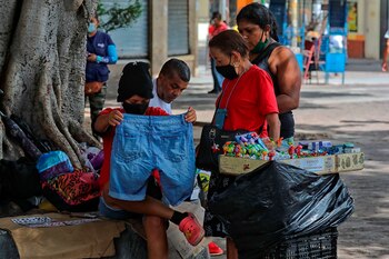 Tres vendedoras ambulantes descansan juntas
