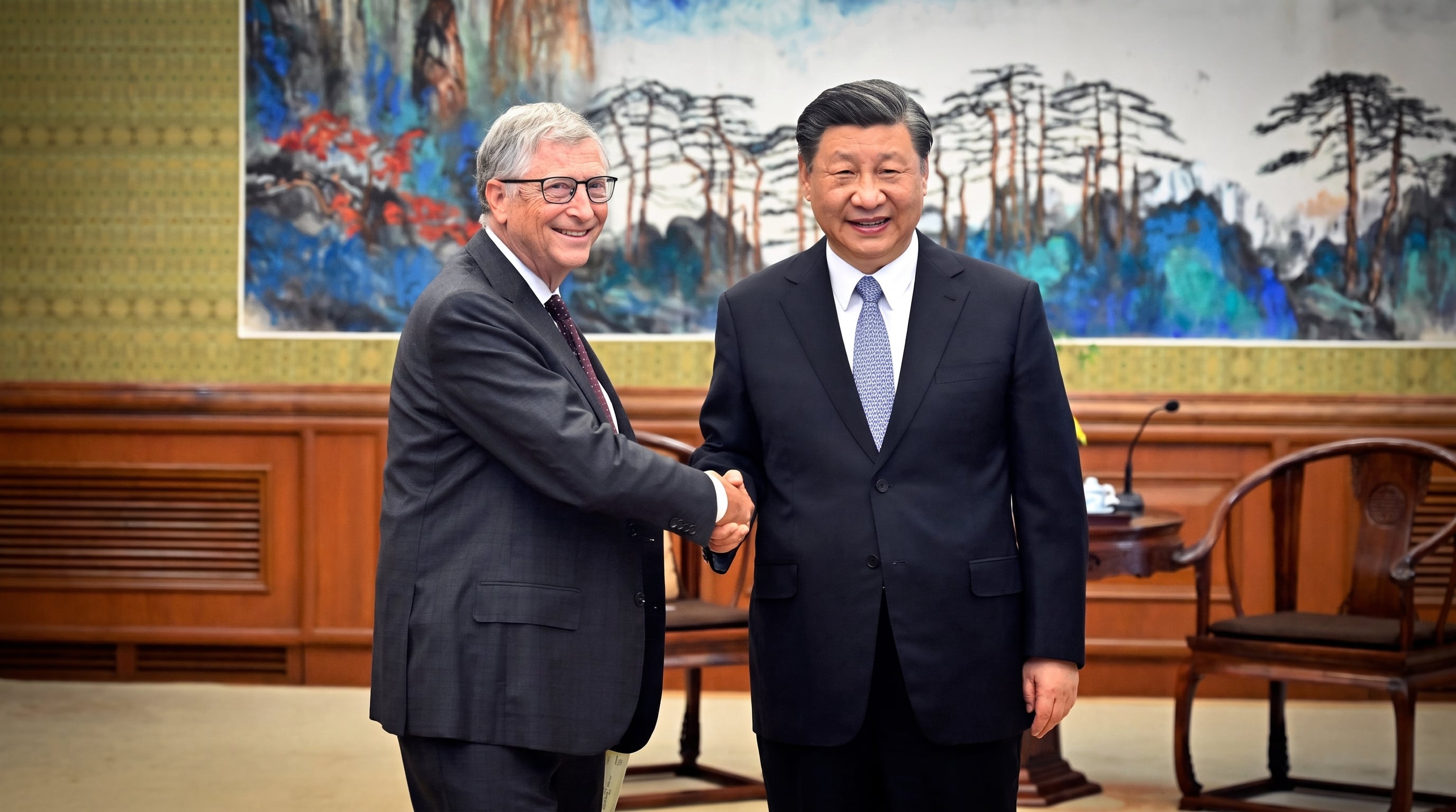Bill Gates y Xi Jinping se saludan con un apretón de manos (AP/Archivo) (Imagen Ilustrativa Infobae)