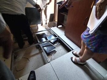 Piso falso al interior de