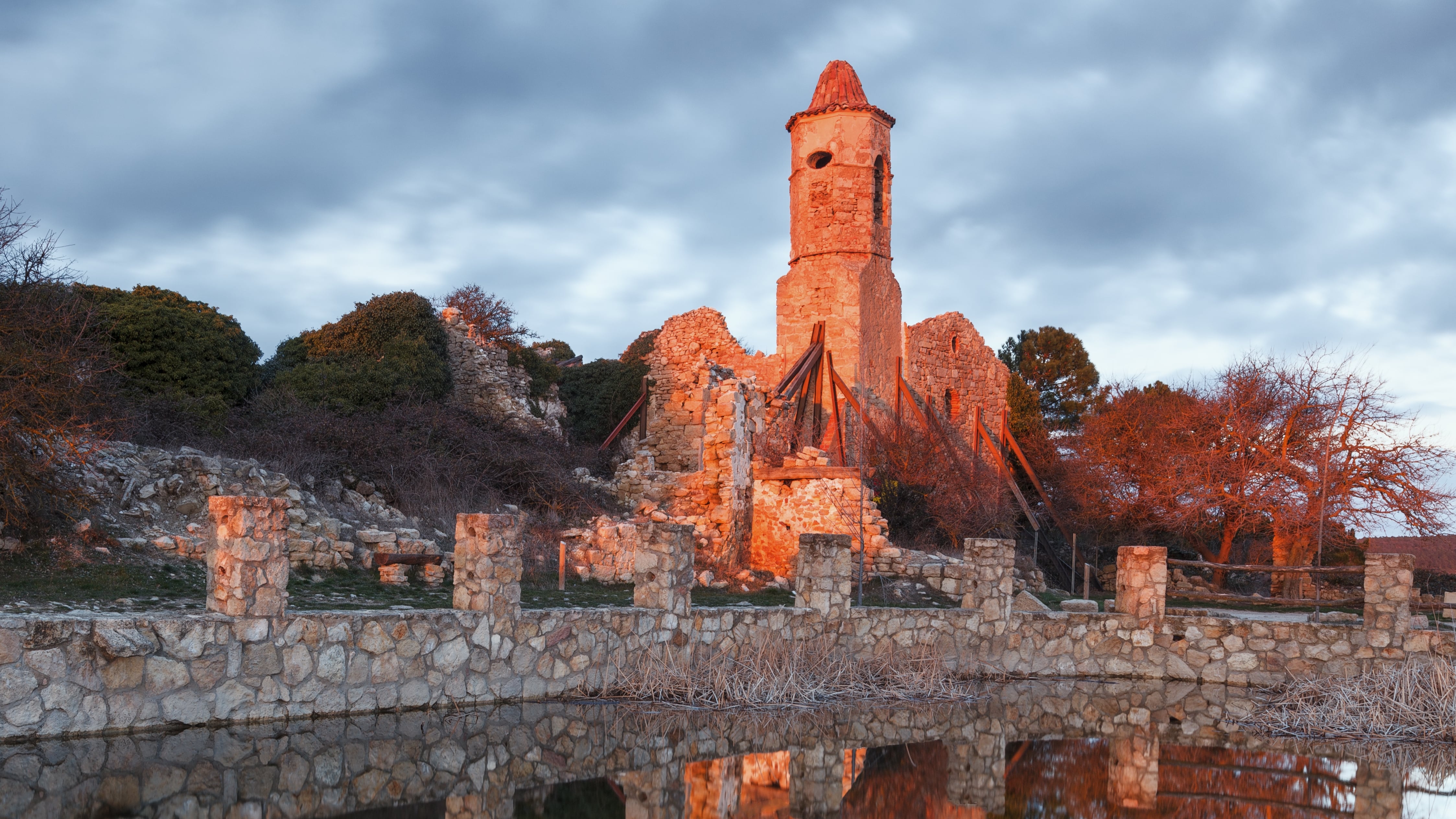 Ruinas de la iglesia de La Mussara. (Shutterstock)