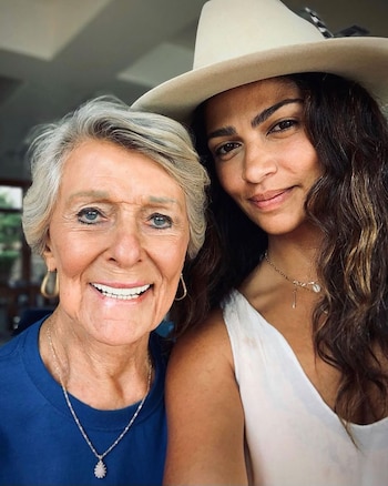 Su madre y la pareja