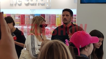 Entre estantes llenos de caramelos,