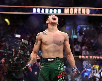 Brandon Moreno festeja su victoria