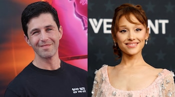 Primer plano de Josh Peck a la izquierda y Ariana Grande a la derecha en una imagen dividida con fondos de colores contrastantes.