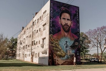 Un mural de Messi frente