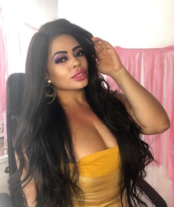 Al interior de una habitación,