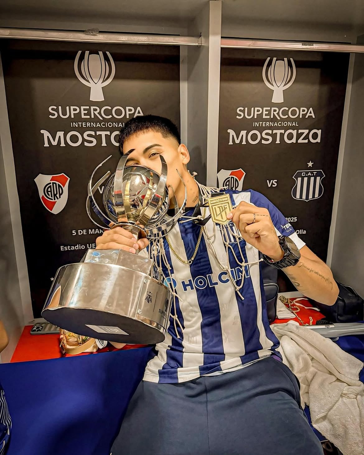 La dirigencia xeneize ofertó por el mediocampista de Talleres ante la salida de Kevin Zenón (@matigalarza25)