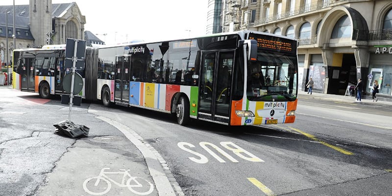 Un colectivo sin rampa no marca una excepción: expone una forma de diseñar el espacio público.