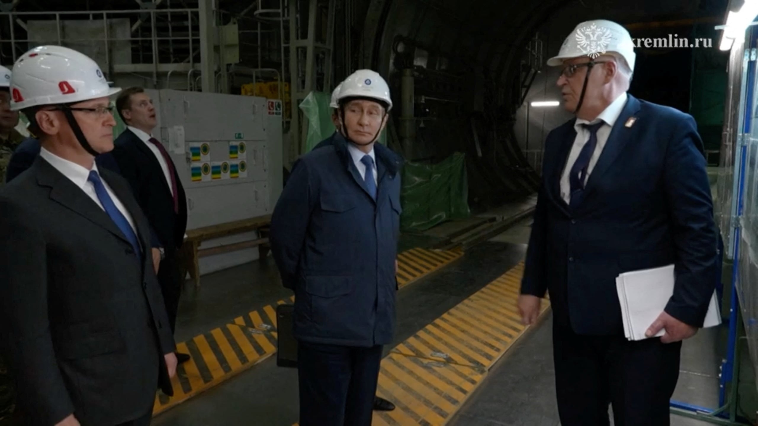 El presidente ruso, Vladímir Putin, visita la central nuclear Kursk-II, actualmente en construcción, en la región de Kursk (Rusia), en esta imagen captada de un vídeo difundido el 21 de mayo de 2025. Kremlin.ru/vía REUTERS