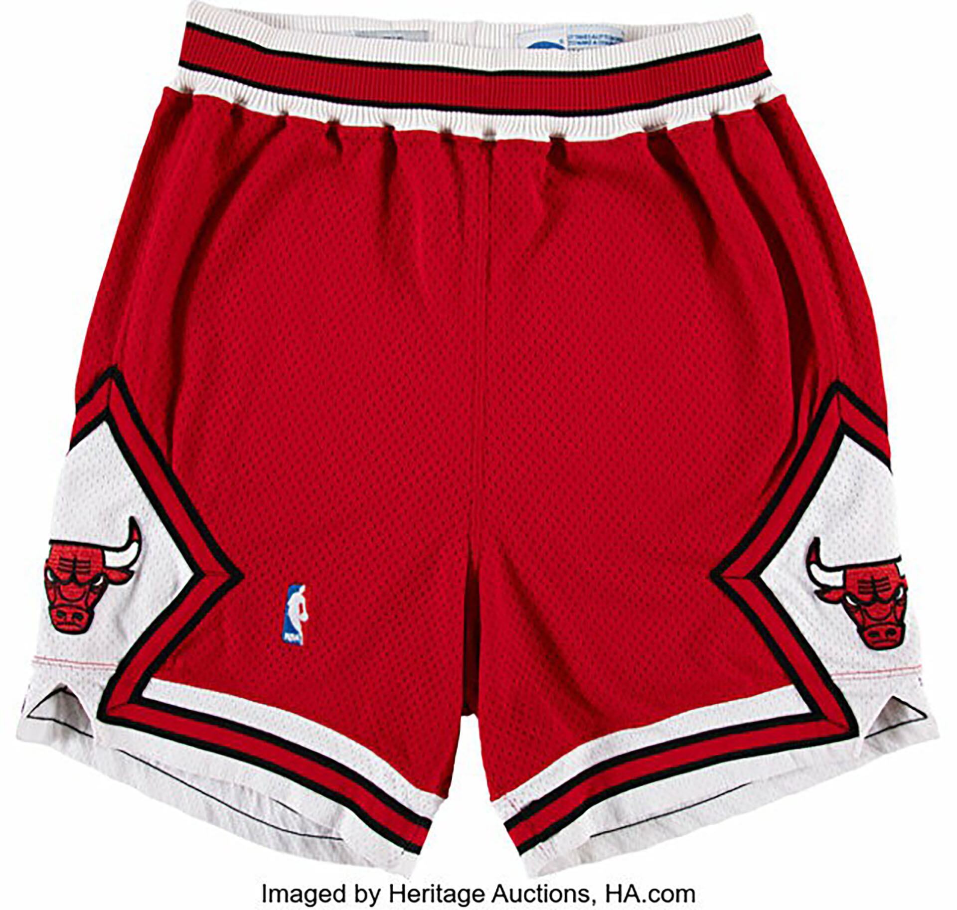 Vista de frente del short de juego que usó Michael Jordan en la temporada 92/93 de la NBA (Heritage Auctions)