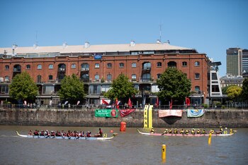"Hacemos este festival de bote dragón exactamente igual al que se hace en nuestro país porque queremos que la suerte, la unión y la fuerza también acompañe a la Argentina", dijo a Télam el cónsul de China en Buenos Aires, Zhijun Chen