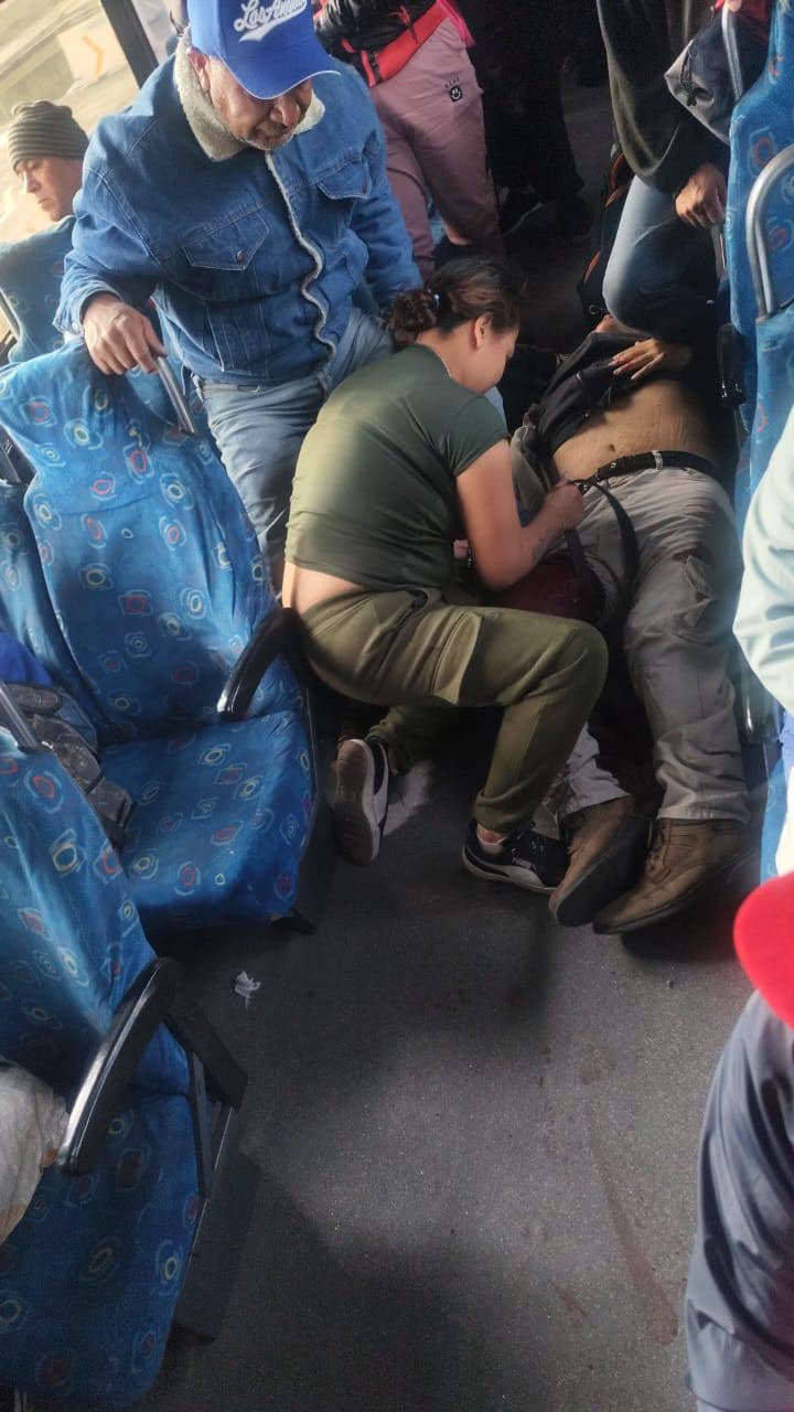 Pasajero herido de bala durante asalto fue atendido pro equipos de emergencia de la CAPUFE (ContinuamosMX/Facebook)