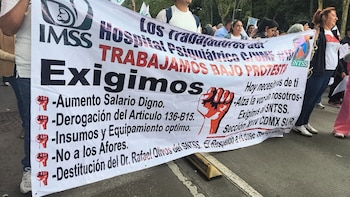 Trabajadores del IMSS exigen aumento del 10 por ciento directo al salario, así como la destitución de Rafael Olivos. (RS)