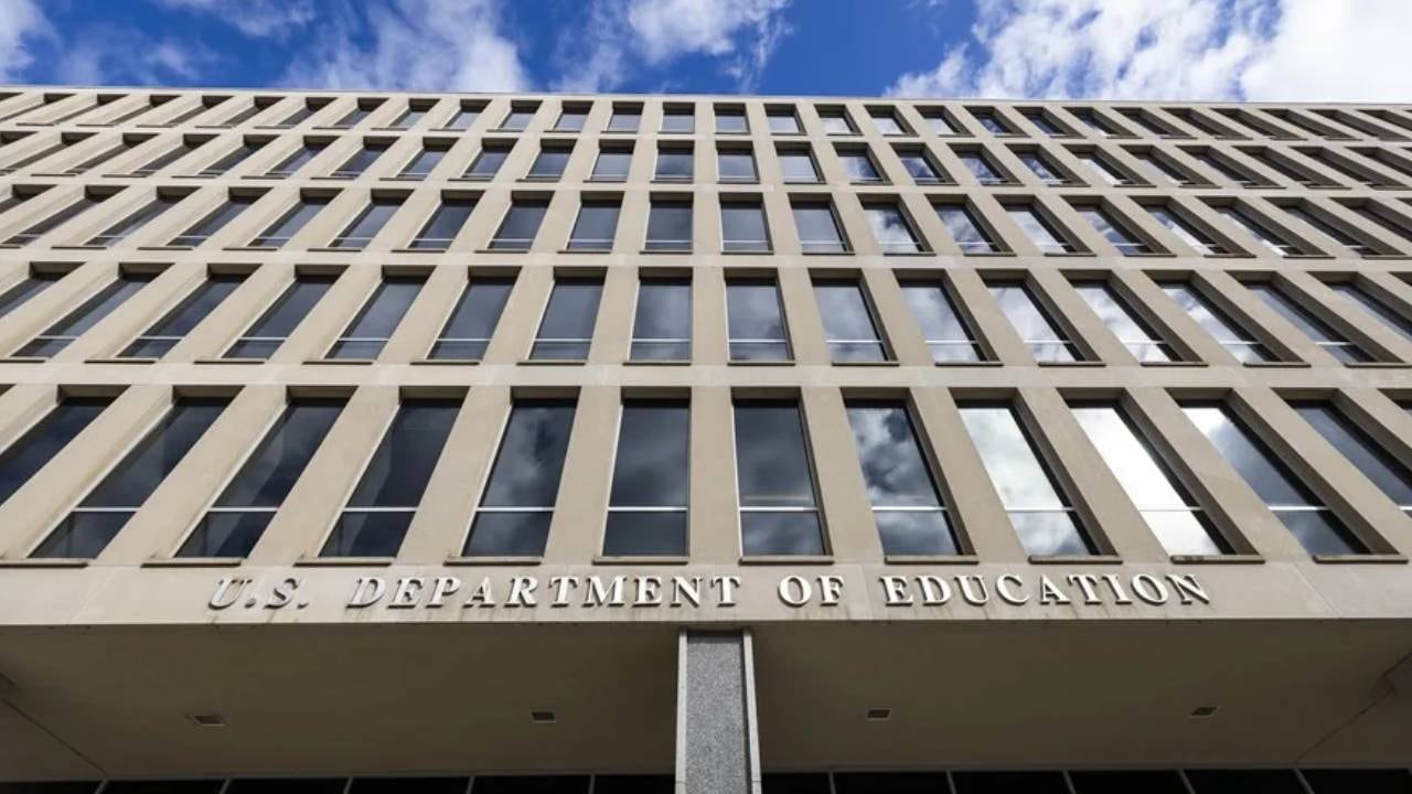 La administración de Trump eliminó datos sobre estudiantes no binarios de la Recopilación de Datos sobre Derechos Civiles de las escuelas públicas de Estados Unidos (Reuters)
