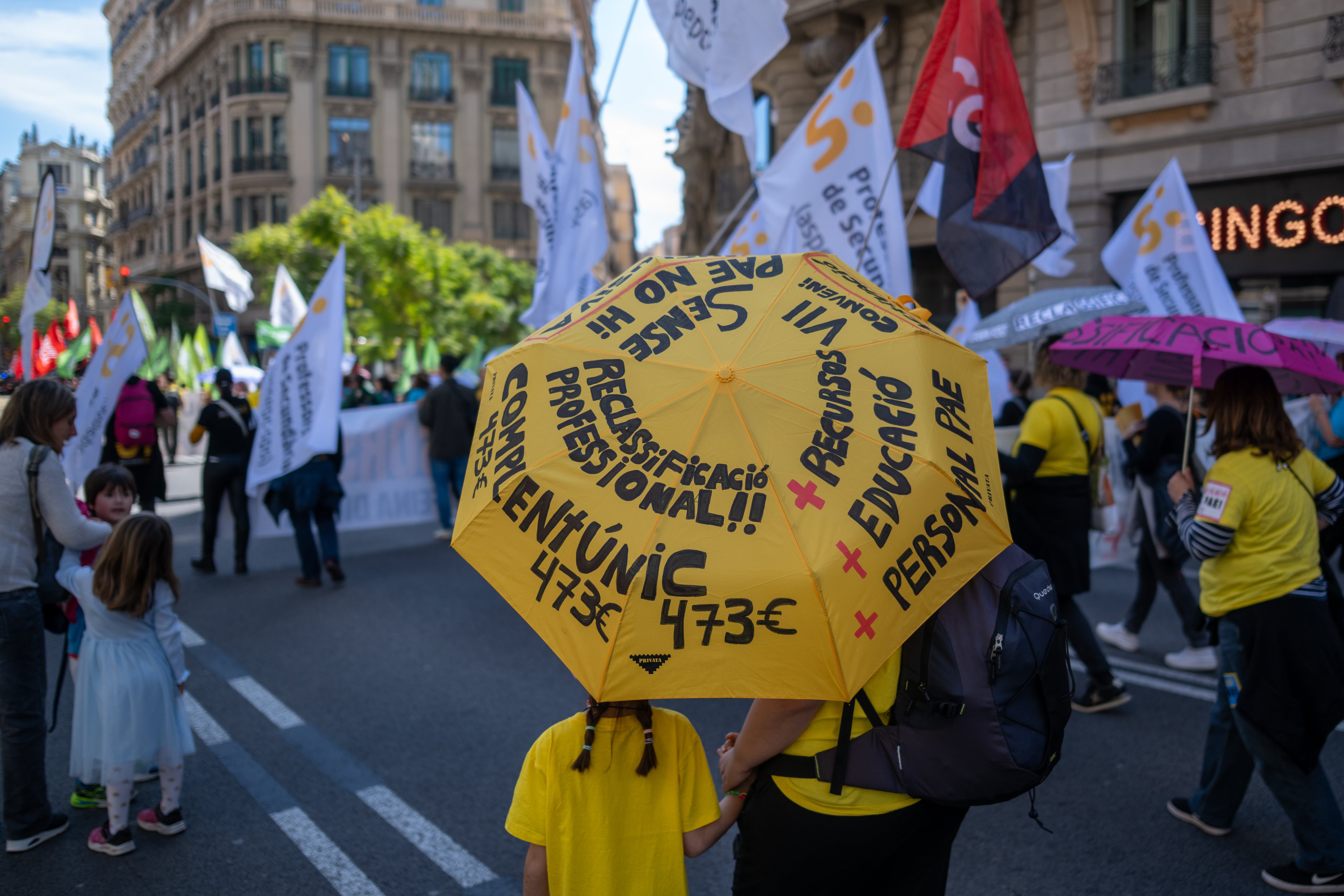 Decenas de personas durante una manifestación de docentes, a 16 de marzo de 2026, en Barcelona, Catalunya (España). (Lorena Sopêna/Europa Press)