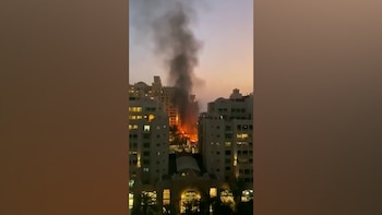 Un gran incendio consume un