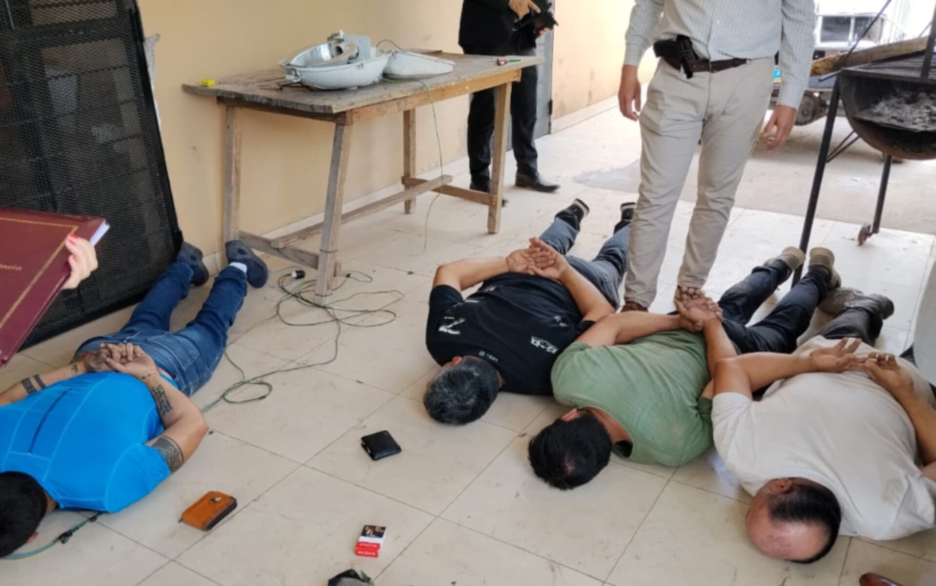 Los dos policías y los dos presos detenidos en un operativo en la localidad tucumana de El Cadillal (Gobierno de Tucumán)