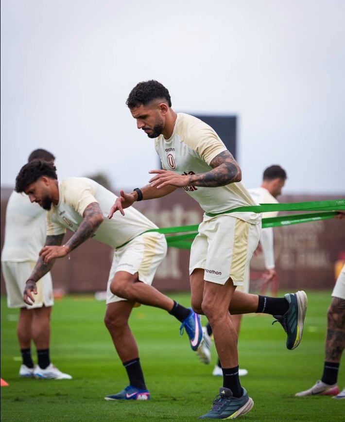 Primero fue la nacionalización, luego las lesiones. El zaguero argentino no logra encadenar partidos en 2026 y su participación en ambos torneos quedó marcada por ausencias forzadas. (Universitario de Deportes)