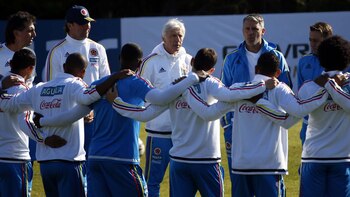 CH05. SANTIAGO (CHILE), 13/06/2015.- Jugadores de la selección Colombia durante una práctica hoy, sábado 13 de junio de 2015, en el recinto deportivo de San Carlos de Apoquindo, en Santiago (Chile). El combinado colombiano debuta mañana en la Copa América 2015 ante Venezuela. EFE/Felipe Trueba
