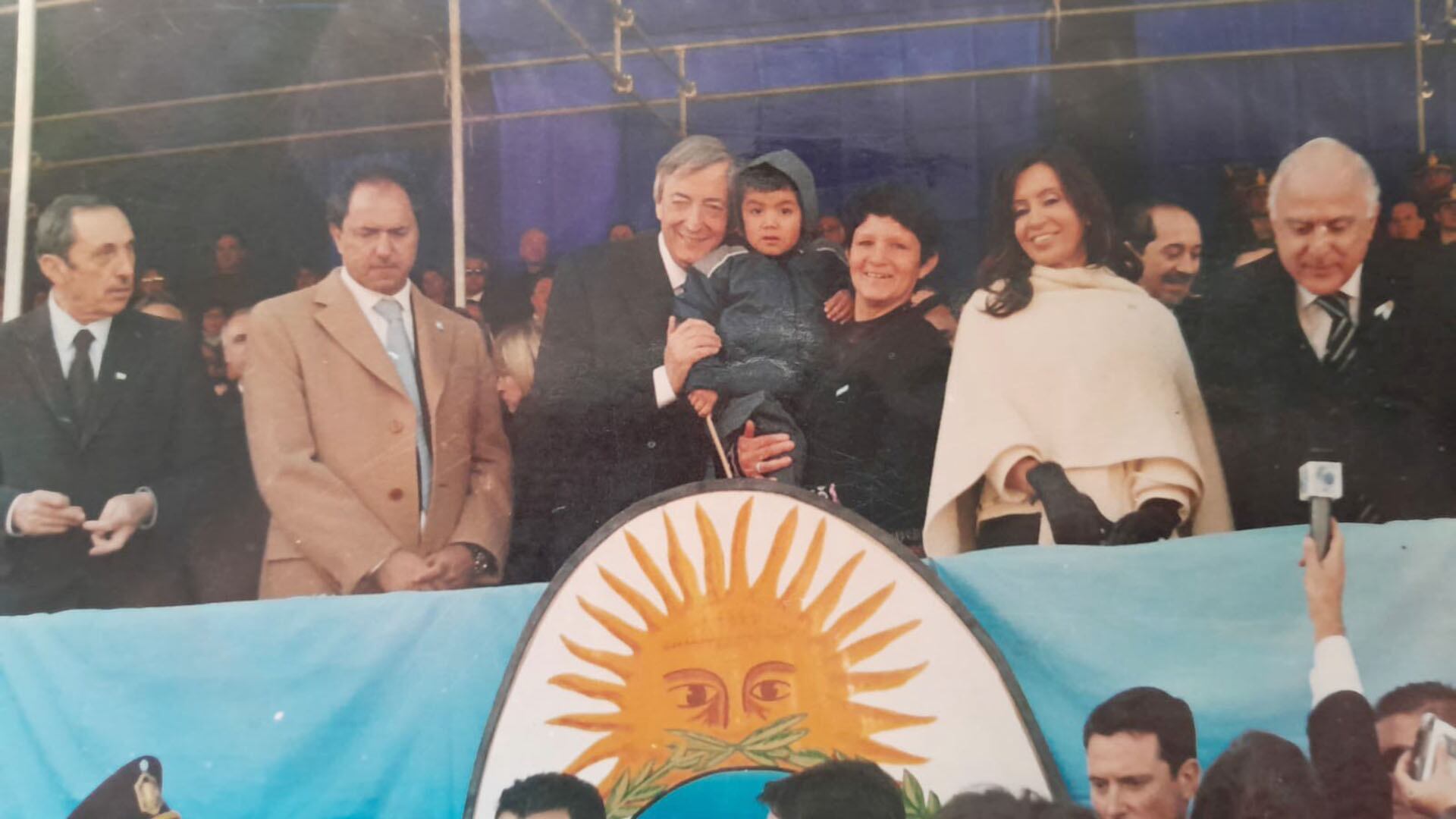 Para poder fotografiarse junto a Néstor y Cristina, su madre lo llevó al acto del Día de la Bandera a las 7 de la mañana