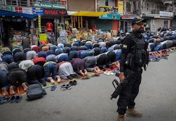 Musulmanes cachemires rezan las oraciones