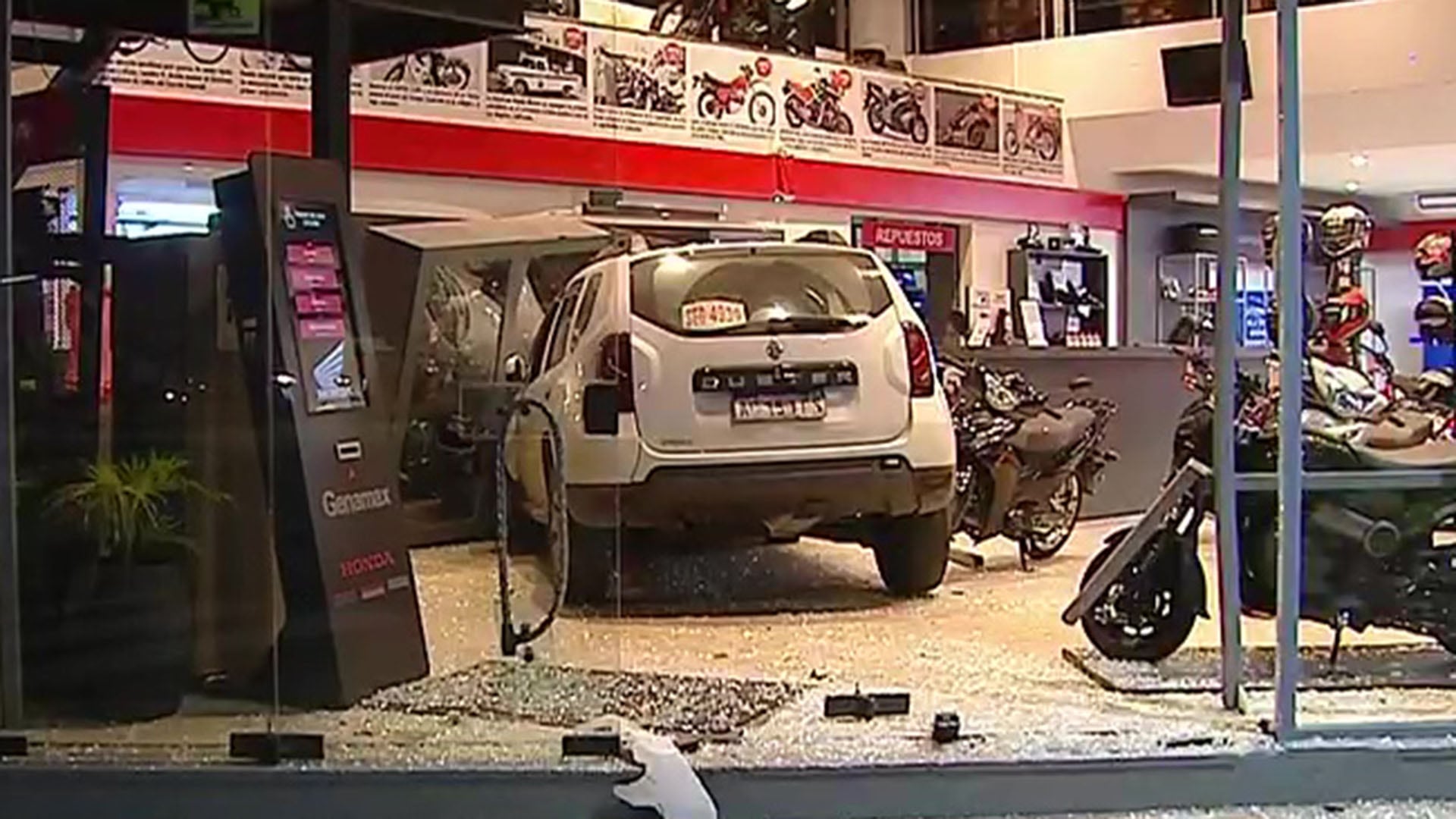 El accidente ocurrió esta madrugada poco después de las cinco: un motociclista resultó herido