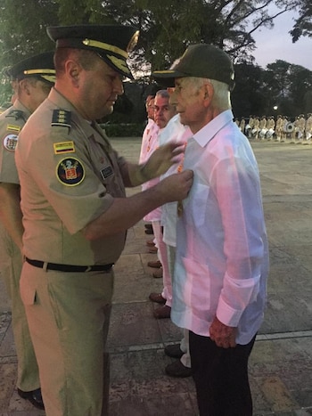 Recibiendo medalla bicentenario en la