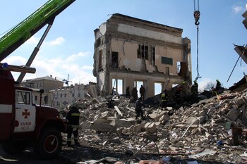 Rescuers work on remains of a building damaged by shelling, as Russia's invasion of Ukraine continues, in Kharkiv, Ukraine March 18, 2022. REUTERS/Oleksandr Lapshyn