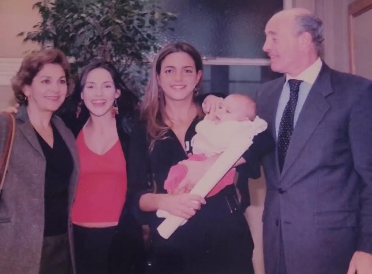 Eleonora Wexler, su madre Cristina, su padre Ricardo y su hermana Luciana, recién graduada como Cirujana de Cuello y Cabeza, quien carga a Miranda (hija de la actriz)
