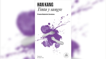 Portada del libro 'Tinta y sangre' de Han Kang, con fondo blanco y una gran mancha de tinta morada salpicada que rodea dos brazos humanos entrelazados