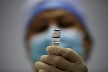 Fotografía de archivo en la que se registró a una enfermera al preparar una dosis de una vacuna contra la covid-19 del laboratorio Pfizer, en Ciudad de Panamá (Panamá). EFE/ Bienvenido Velasco