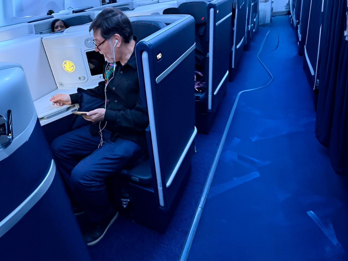 Exhiben a Noroña viajando en clase ejecutiva a Francia: esto cuesta el boleto - Infobae