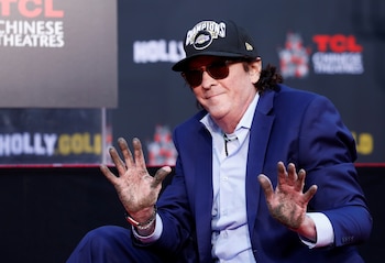 El actor Michael Madsen muestra