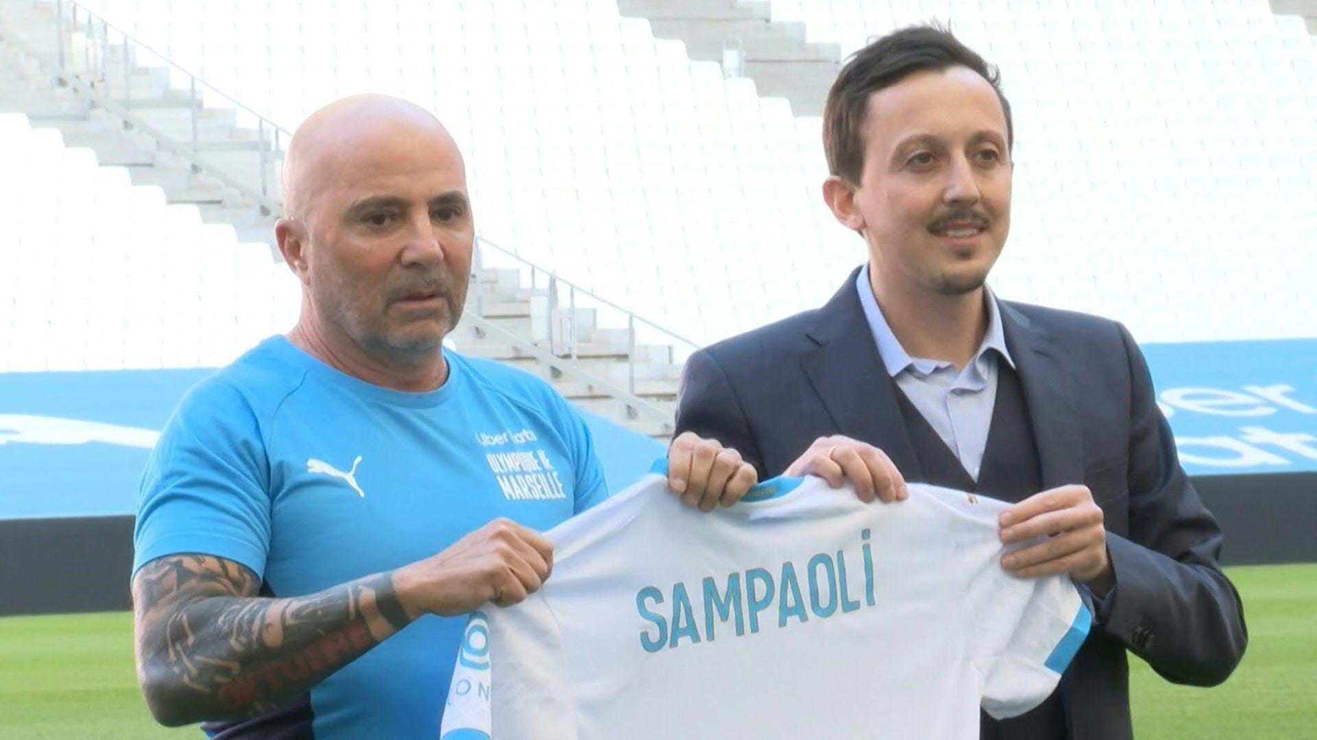 Pablo Longoria durante la presentación de Jorge Sampaoli como DT del Olympique de Marsella en 2021 (AFP)