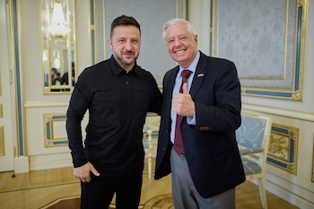 El presidente ucraniano Volodimir Zelensky recibe al senador republicano Lindsey Graham en Kiev, Ucrania (AP)