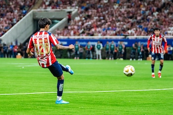 Santi fue titular en varios partidos la temporada pasada tras la ausencia del Piojo Alvarado por lesión. (Pavel Alcaraz / EMX imageStudio Sport)