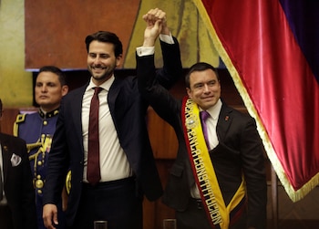 El presidente de la Asamblea Nacional de Ecuador, Niels Olsen, y el presidente de Ecuador, Daniel Noboa, reelegido para un segundo mandato, se saludan durante la ceremonia de investidura en la Asamblea Nacional en Quito, Ecuador, el 24 de mayo de 2025
REUTERS/Cristina Vega