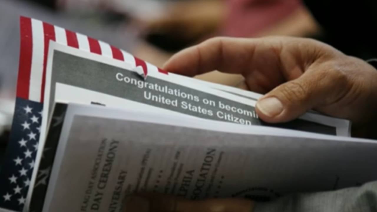 La exigencia de prueba de ciudadanía para abrir cuentas bancarias en Estados Unidos dejó fuera a millones de inmigrantes, especialmente indocumentados. (Univision)