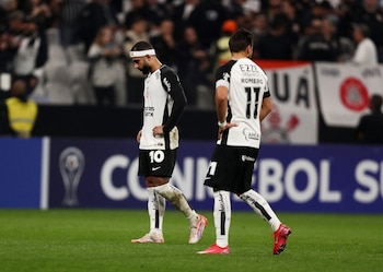 Soccer Football - Copa Sudamericana - Group Stage - Corinthians v America de Cali - Neo Quimica Arena, Sao Paulo, Brazil - May 6, 2025 Corinthians' Memphis Depay looks dejected after the match REUTERS/Jean Carniel