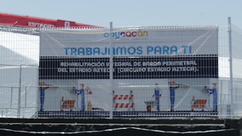En las inmediaciones del Estadio Ciudad de México hay lonas que advierten los trabajos que siguen su curso pese al poco tiempo restante para la inauguración del Mundial 2026. (Crédito: Luz Coello/Infobae México)