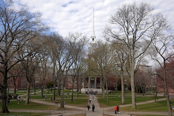 Las universidades privadas de Estados Unidos implementan reducciones directas en sus matrículas publicadas para competir por nuevos estudiantes (REUTERS/Faith Ninivaggi)