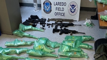 Sentencian a estadounidense que traficaba armas para la Nueva Familia Michoacana: más de 20 fueron detectadas en Toluca