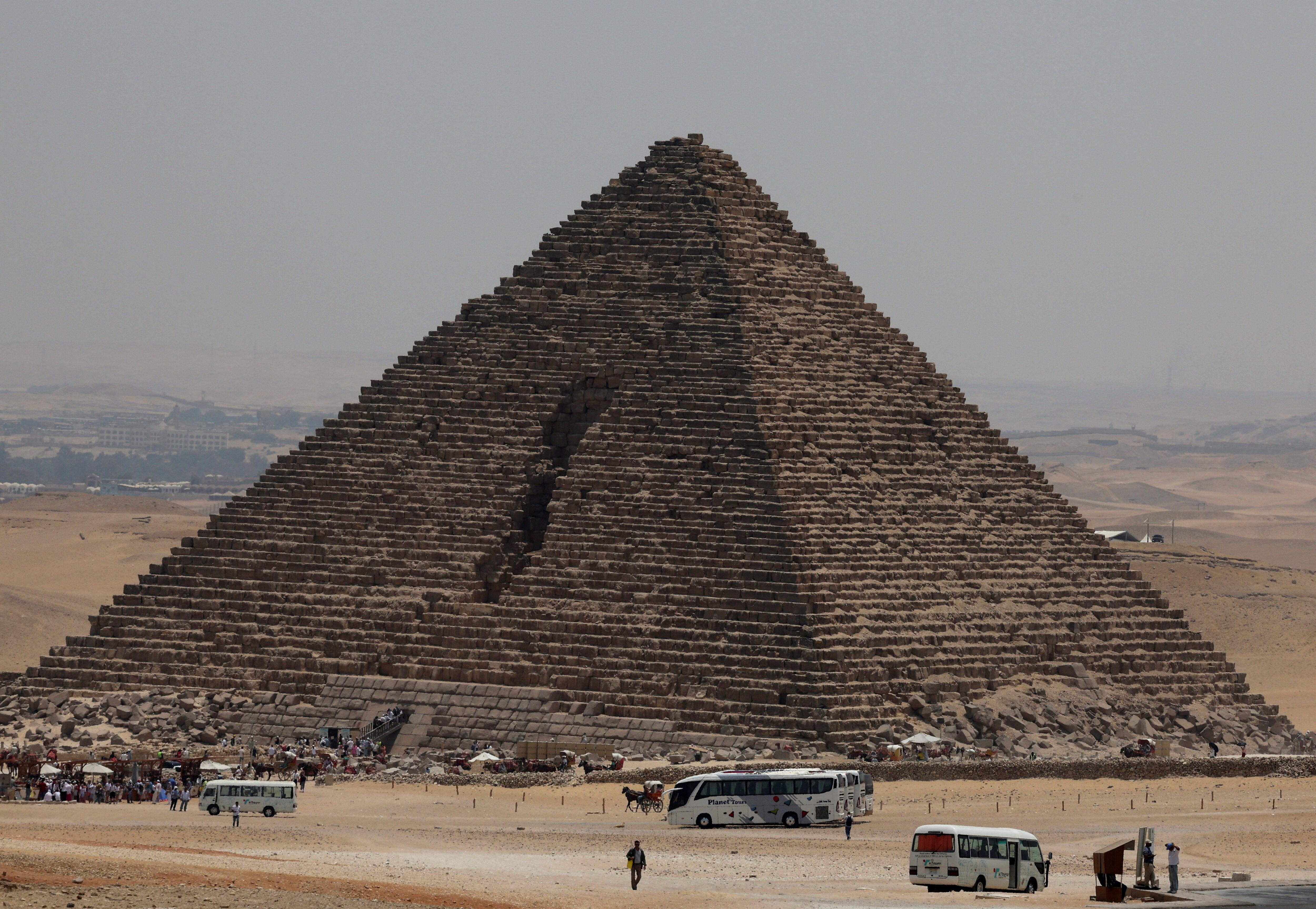 La pirámide de Menkaura sorprende con el hallazgo de una posible entrada secreta en Giza (REUTERS/Mohamed Abd El Ghany)