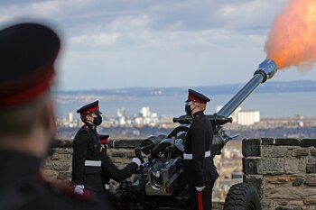 Los restos del príncipe Felipe ya descansan en la Cripta Real de la capilla de San Jorge, Desde el Castillo de Edimburgo, se dispararon los cañones para comenzar y finalizar el Minuto de Silencio Nacional por el funeral de Felipe, duque de Edimburgo