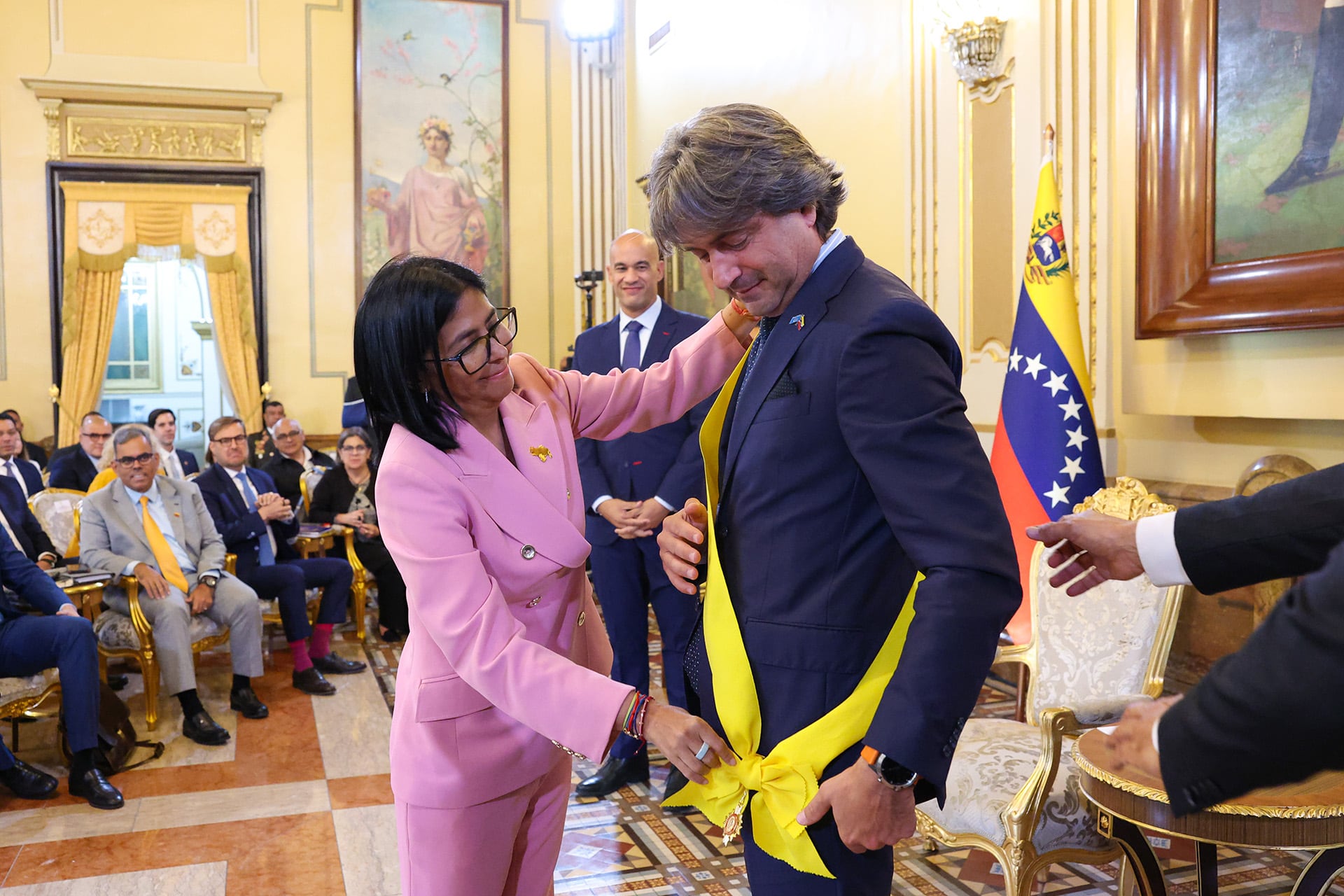 Dellcy Rodríguez condecora el 29 de julio de 2026 a Gianluca Rampolla, el ex representante de la ONU en Venezuela