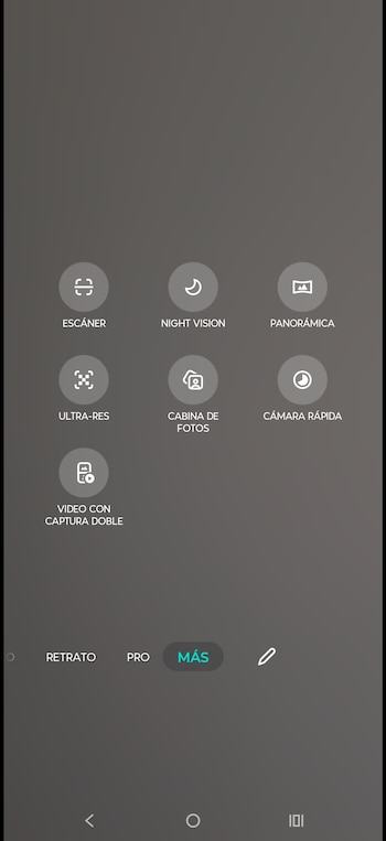 Captura de pantalla de la interfaz de cámara de un teléfono con iconos de opciones como escáner, panorámica y cámara rápida
