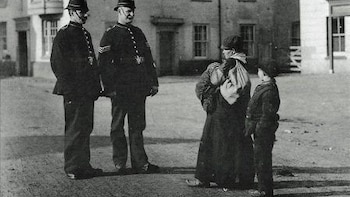 De Jack el Detripador a Sir Arthur Conan Doyle: verdades, ficciones y curiosidades de Scotland Yard, la emblemática policía de Londres