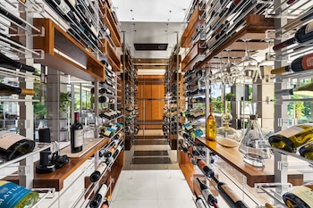 La propiedad de 790 Lake Rd. tiene seis habitaciones, 595 metros cuadrados, terraza en la azotea, muelle privado, piscina infinita y una bodega para 400 botellas
