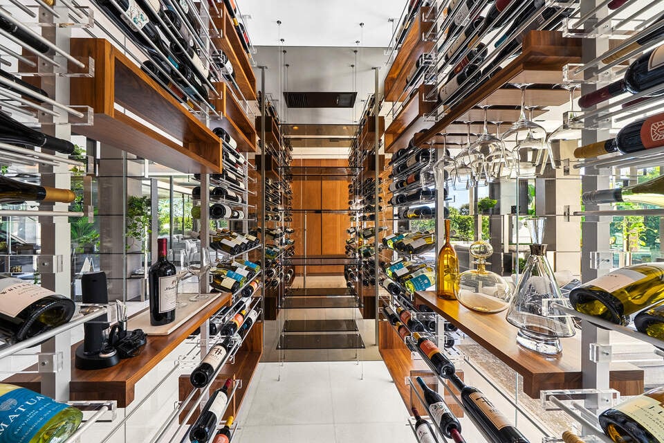 La propiedad de 790 Lake Rd. tiene seis habitaciones, 595 metros cuadrados, terraza en la azotea, muelle privado, piscina infinita y una bodega para 400 botellas